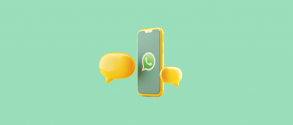 Mujer usando WhatsApp en su celular para contactar a una empresa