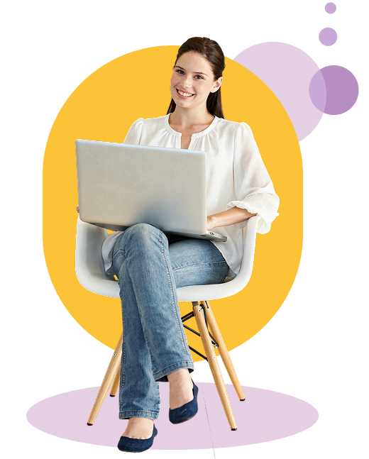 Mujer trabajando con su laptop en un fondo decorativo.