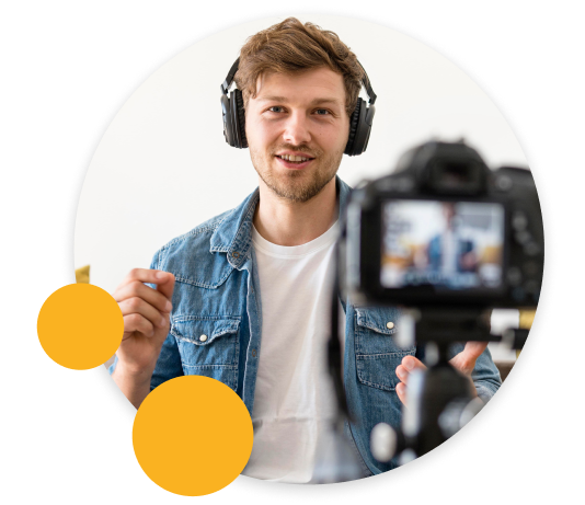 Creador de contenido grabando con una cámara.