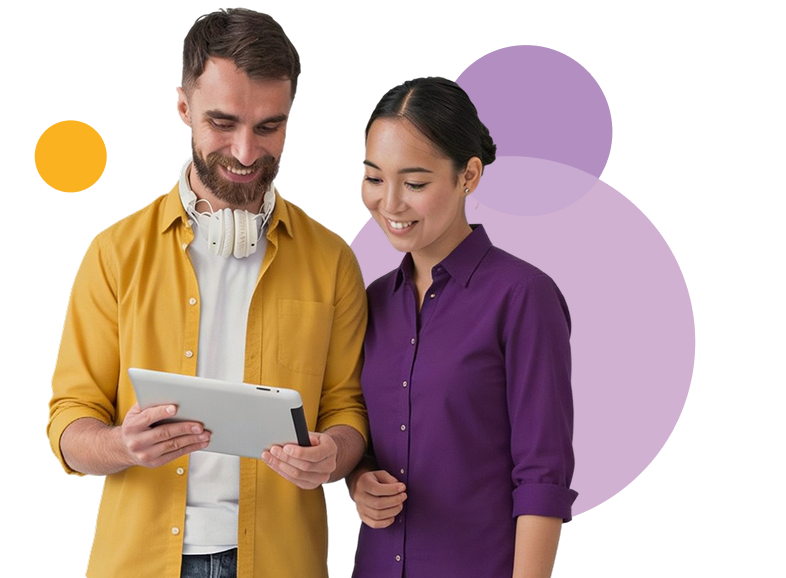 Pareja sonriente mirando una tablet juntos.